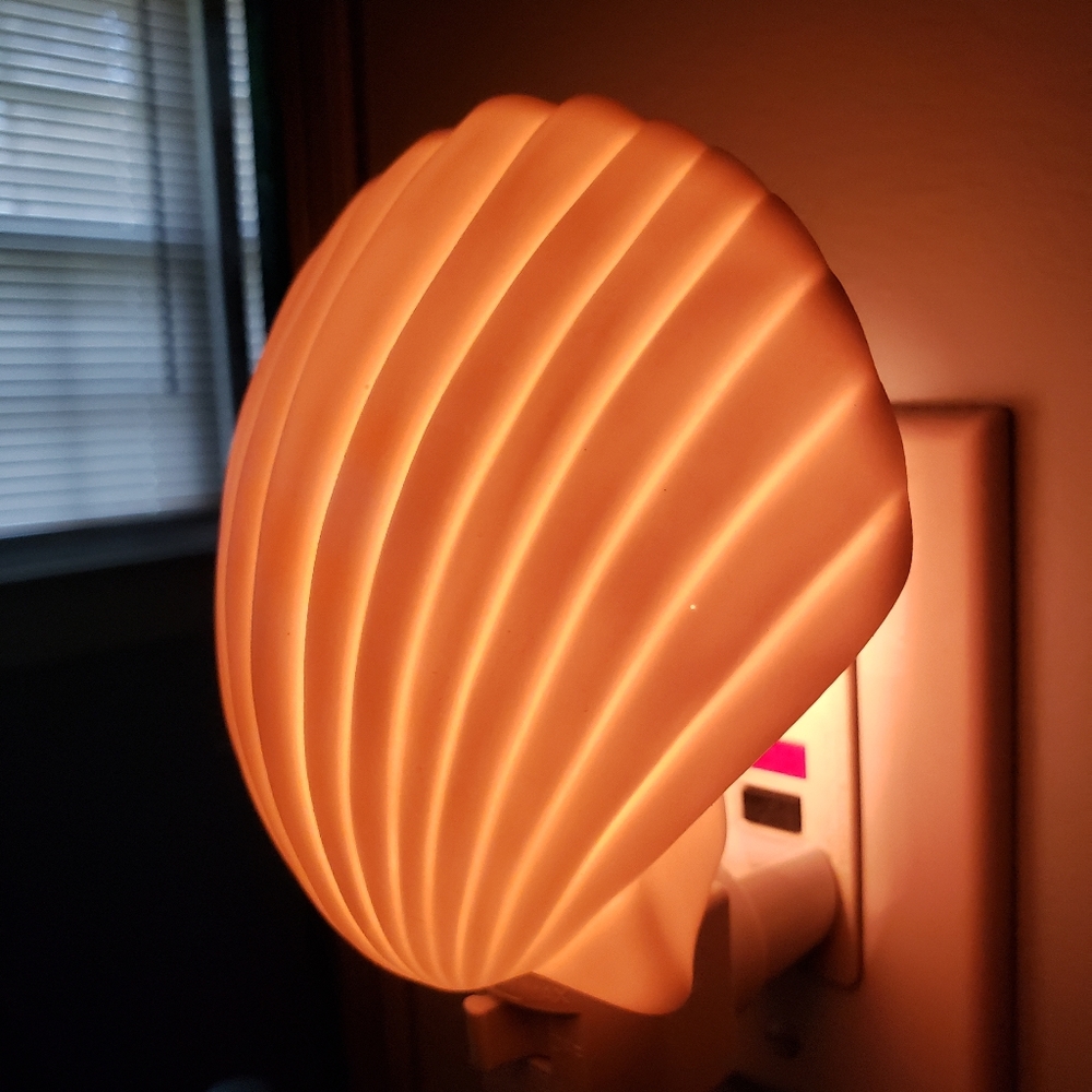 Beachy Coastal Shell Night Light - Picture 3 of 12